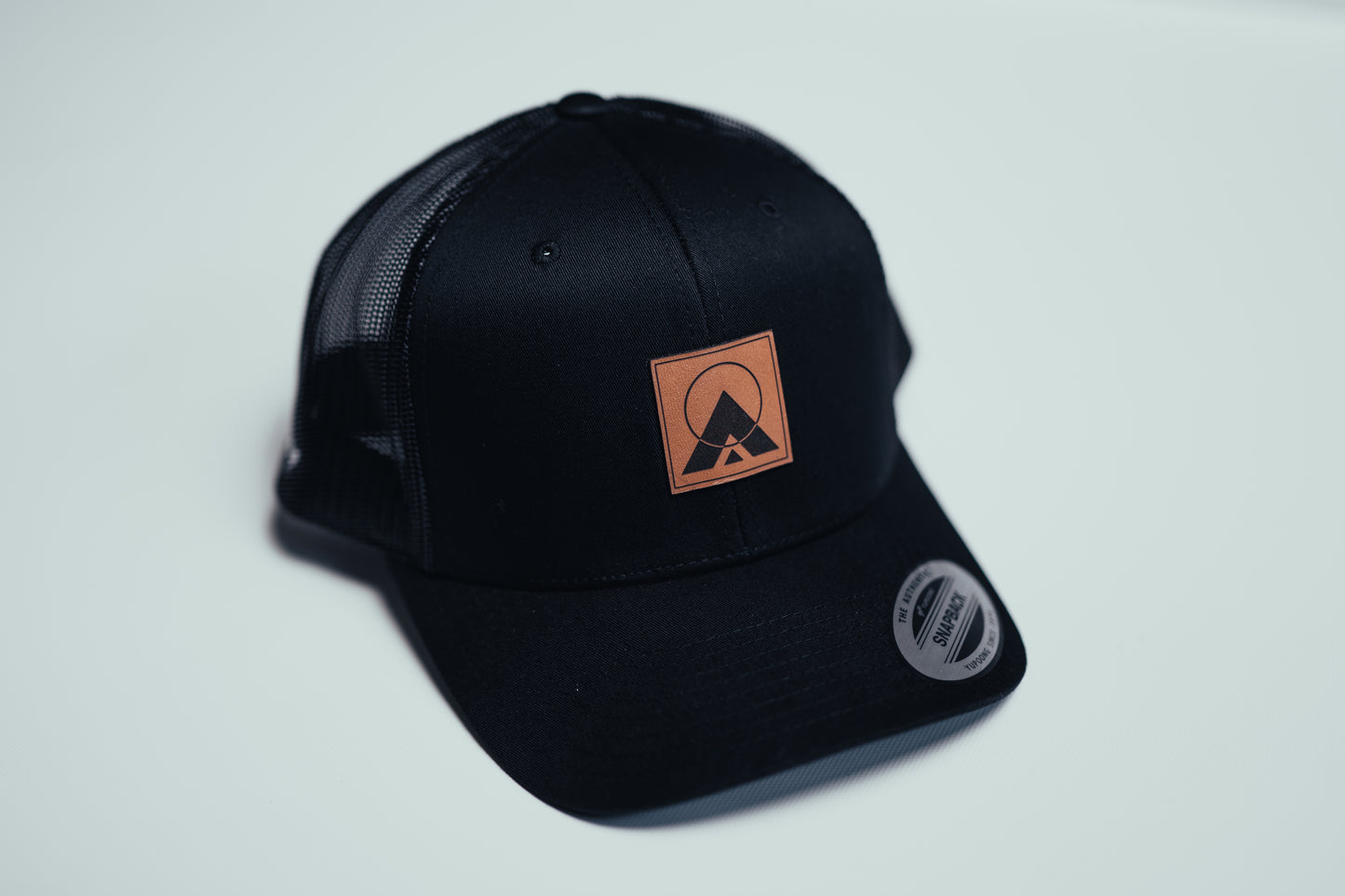 AUXO GOLF TRUCKER HAT (BLACK)