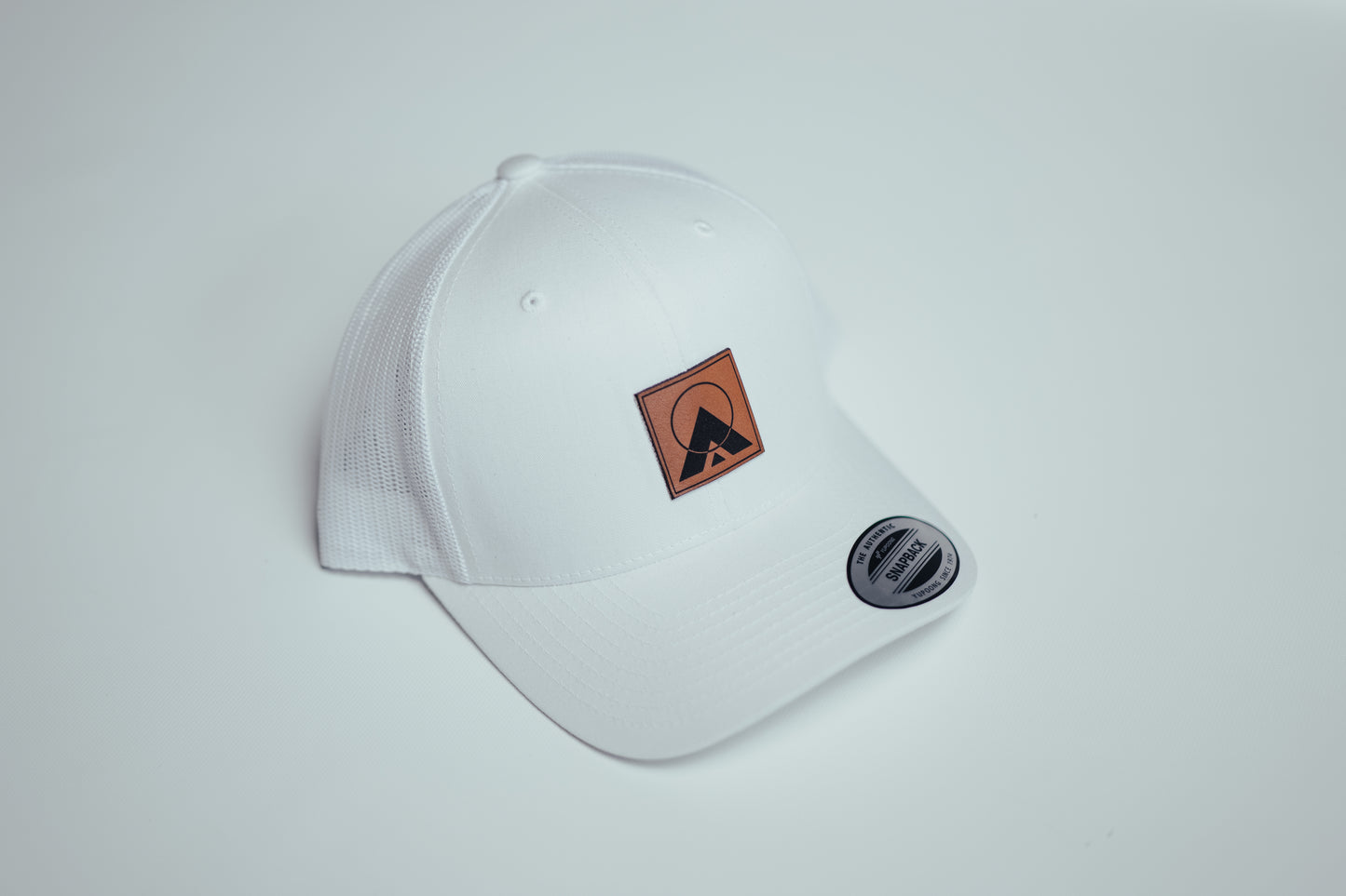 AUXO GOLF TRUCKER HAT (WHITE)