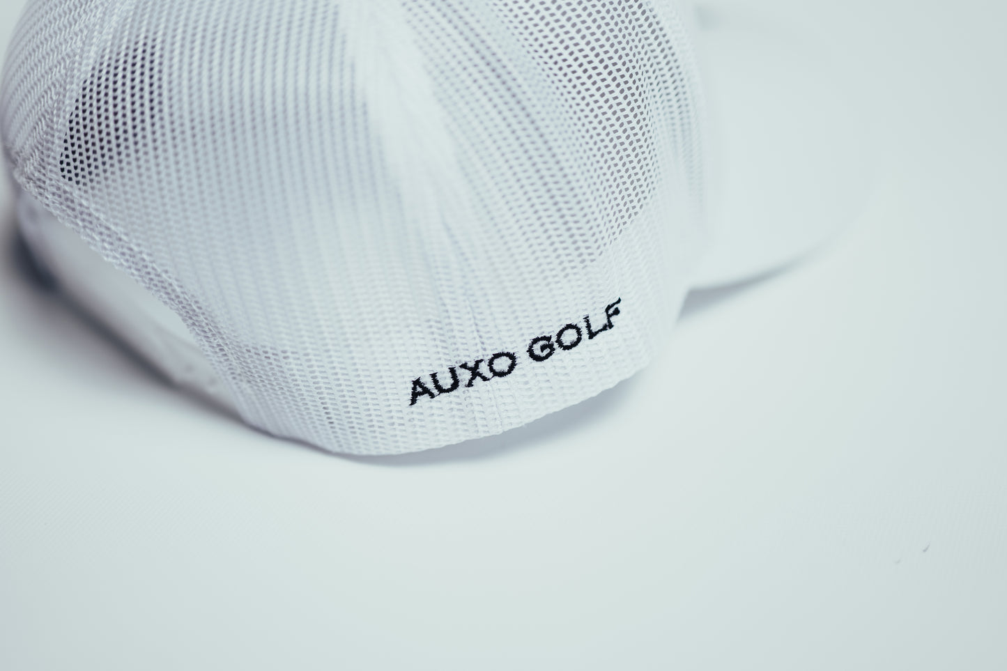 AUXO GOLF TRUCKER HAT (WHITE)